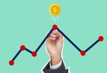 شخص يخطط لتطبيق استراتيجيات الاستثمار الناجح في سوق المال