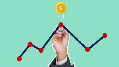 شخص يخطط لتطبيق استراتيجيات الاستثمار الناجح في سوق المال