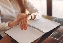 رجل أعمال ينظم مهامه اليومية باستخدام تقنيات إدارة الوقت الاحترافية