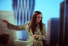 شخص يطور مهارات التنمية الذاتية ويحقق النجاح