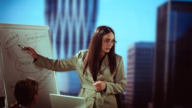 شخص يطور مهارات التنمية الذاتية ويحقق النجاح