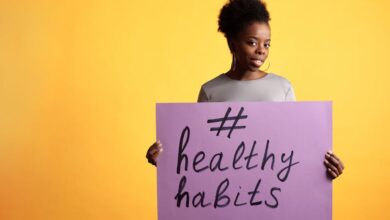 شخص يمارس عادات يومية إيجابية في الصباح الباكر لتعزيز نشاطه