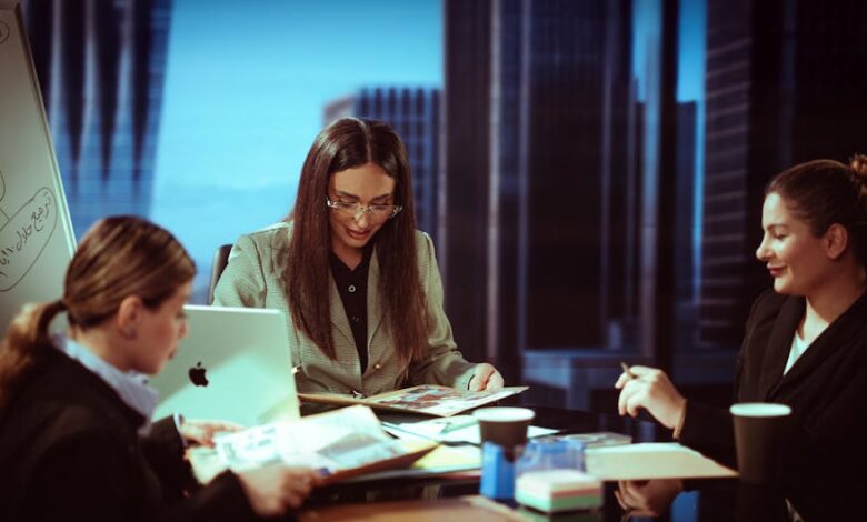 شخص يمارس عادات إيجابية في الصباح الباكر لتحسين جودة حياته