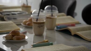 مجموعة من دروس من الحياة مكتوبة على ورق ملهم