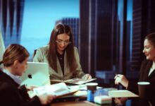 صورة تعبر عن مفهوم ريادة الأعمال والنجاح في تطوير المشاريع الناشئة