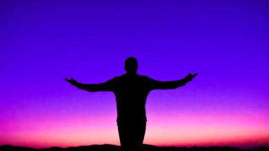 مجموعة من عبارات ملهمة مكتوبة بخط عربي أصيل تعبر عن الأمل والنجاح