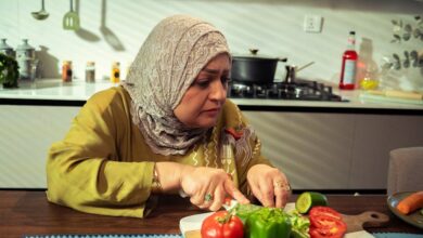 شخص يمارس الرياضة في الهواء الطلق، يرمز إلى أسس الحياة الصحية والنشاط البدني.