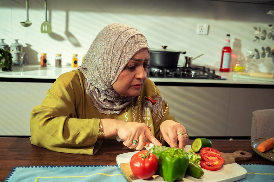 شخص يمارس الرياضة في الهواء الطلق، يرمز إلى أسس الحياة الصحية والنشاط البدني.