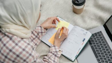 شخص يبتسم ويستمتع بيوم مشرق، يطبق نصائح يومية لحياة أفضل