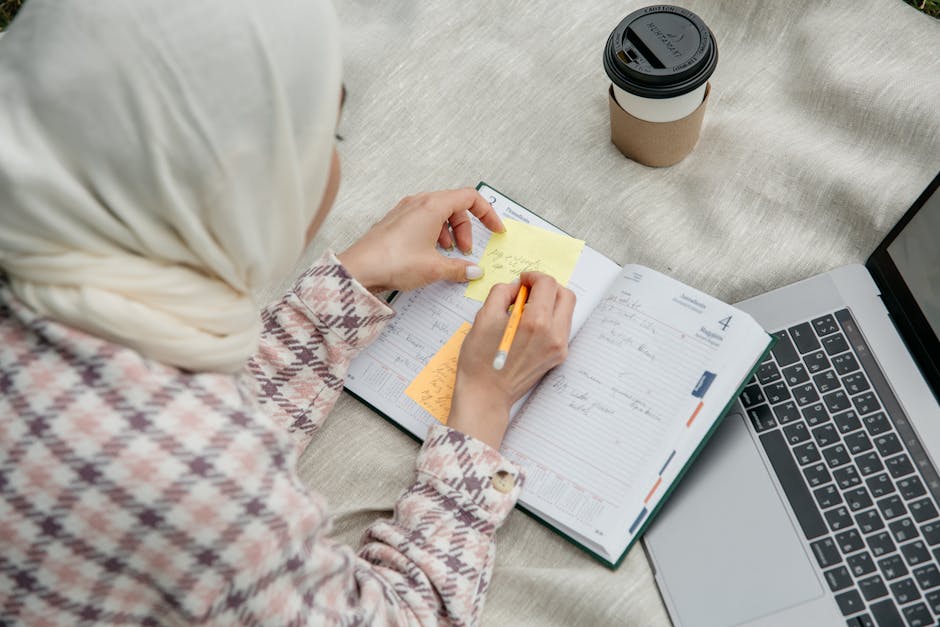 شخص يبتسم ويستمتع بيوم مشرق، يطبق نصائح يومية لحياة أفضل