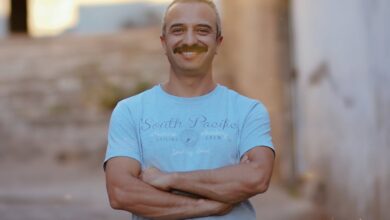 شخص يبتسم ويستمتع بالطبيعة، يرمز إلى عيش حياة أفضل وسعادة