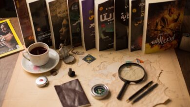 شخص يتأمل في دروس الحياة، مفاتيح السعادة والنجاح