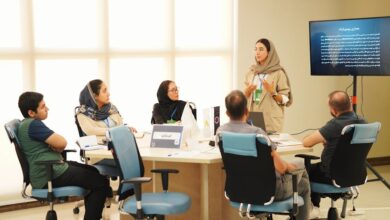 شخص يمارس عادات إيجابية في الصباح الباكر مع شروق الشمس