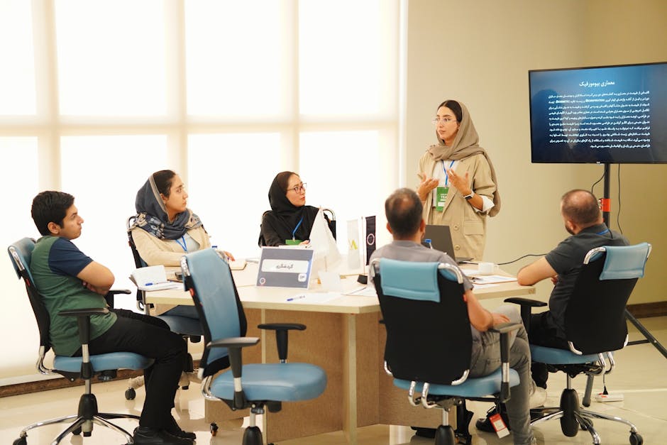 شخص يمارس عادات إيجابية في الصباح الباكر مع شروق الشمس