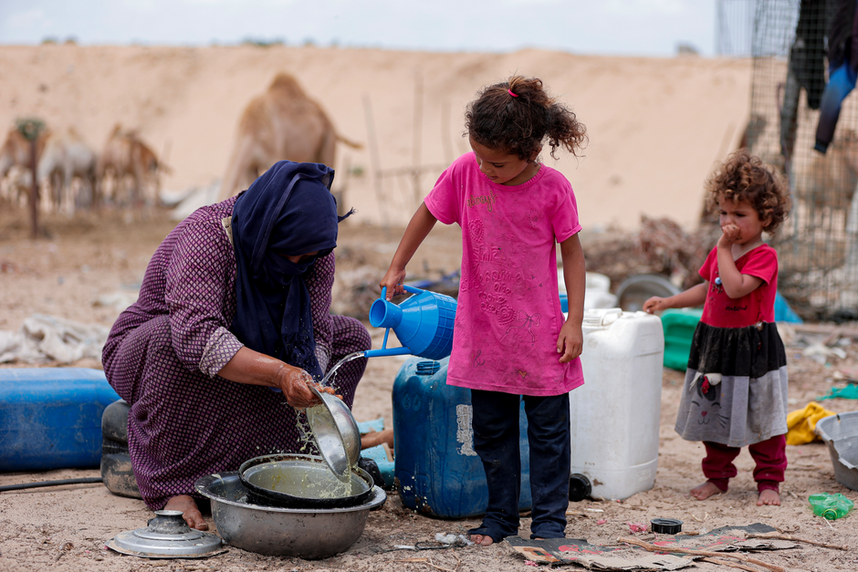شخص يتأمل في دروس الحياة المستفادة من تجاربه وخبراته